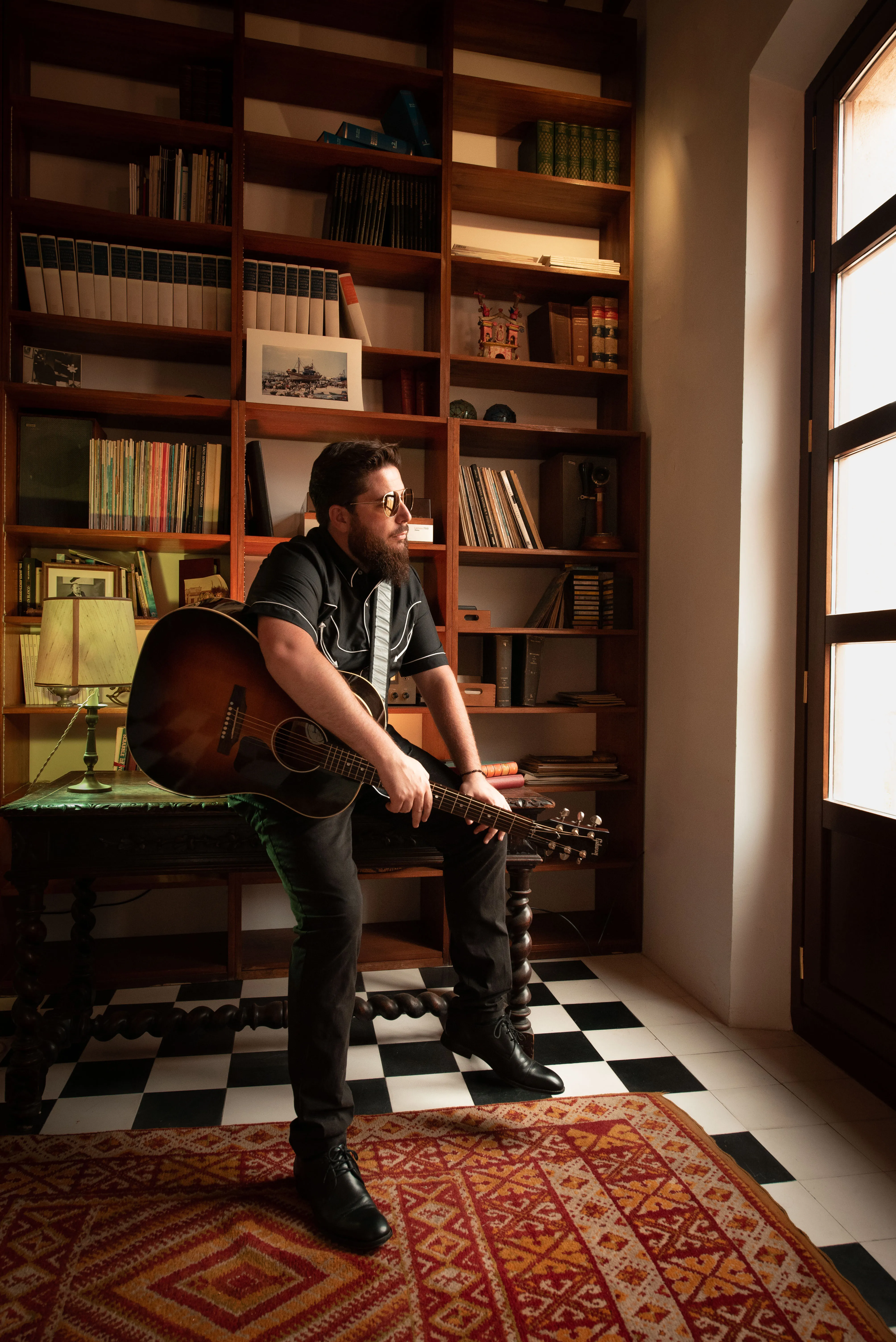 JJ Fuentes, plano de interior con estantería